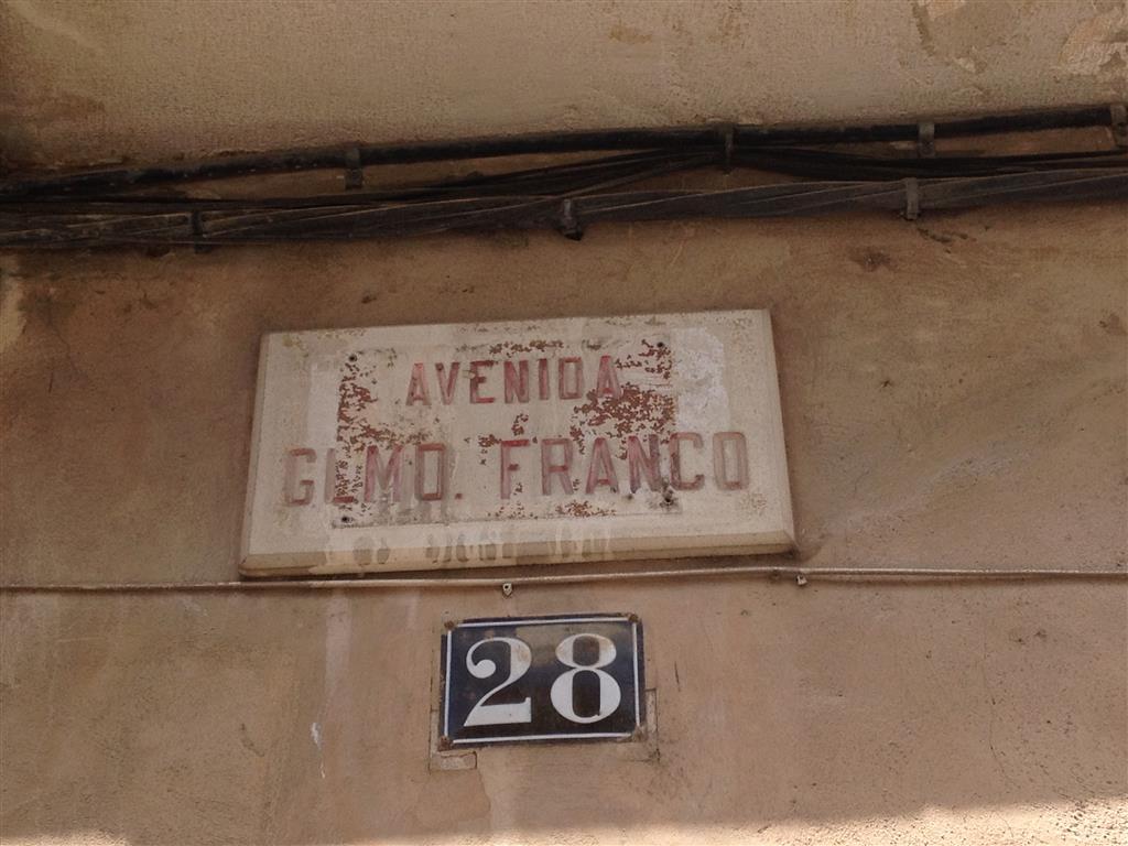 Retirada una placa del nomenclàtor franquista de l’avinguda de la Ràpita